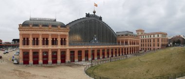 Mimarlık ve tasarım. Madrid, İspanya 'daki Boş Atocha tren istasyonu cephesi. 
