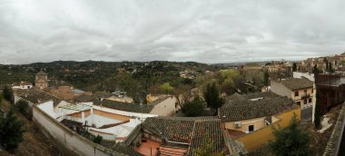 Kültür ve tarih. Mimarlık. Şehir manzarası. İspanya 'nın Toledo şehrinde bulutlu bir gökyüzü altındaki panorama manzarası ve binalar. 