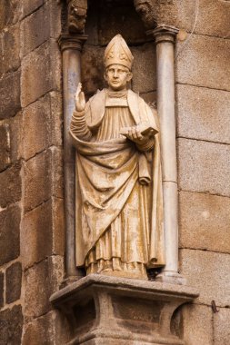 Dini imgeler. Hıristiyanlık. Heykeller. İspanya 'daki Toledo Katedrali' nin ön cephesinde bir Hıristiyan heykelinin yakın görüntüsü.