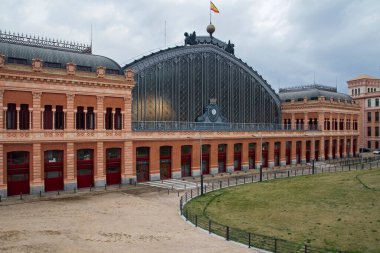 Boş şehir. Madrid, İspanya 'daki Boş Atocha tren istasyonu cephesi. 