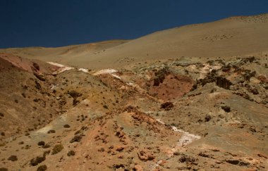 Jeoloji. And Dağları 'nın tepesinde. Kahverengi dağ ve renkli minerallerle kayalıkların yakın görüntüsü.