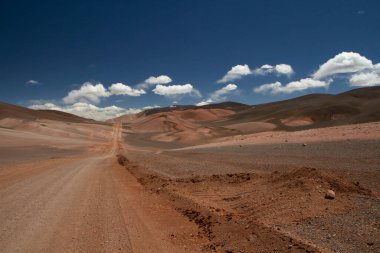 And Dağları 'ndaki toprak yol. Kurak çöl ve dağ sırası boyunca yol alıyoruz. La Rioja, Arjantin 'de derin mavi gökyüzünün altındaki kum ve ölüm vadisi..