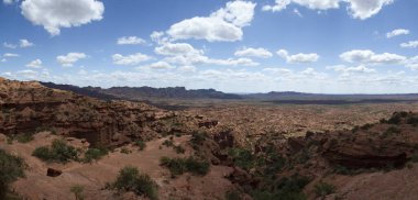 Büyük Kanyon. Kızıl çöl manzarası, turuncu kayalıklar, kumtaşı oluşumları ve ufuktaki kayalık dağlar Arjantin 'in San Luis şehrindeki Sierra de las Quijadas ulusal parkı..