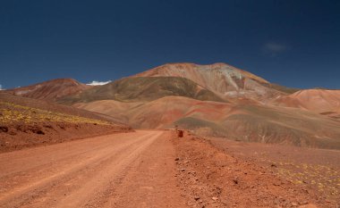 And Dağları 'ndaki toprak yol. Kurak çöl ve dağ sırası boyunca yol alıyoruz. La Rioja, Arjantin 'de derin mavi gökyüzünün altındaki kum ve ölüm vadisi..