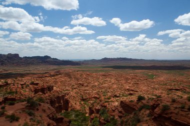 Seyahat et. Çöl manzarası. San Luis, Arjantin 'deki Sierra de las Quijadas Ulusal Parkı' nda mavi gökyüzü altında kızıl çöl, kumtaşı, uçurum ve kayalık manzarası..
