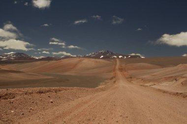 And Dağları 'ndaki toprak yol. Kurak çöl ve dağ sırası boyunca yol alıyoruz. La Rioja, Arjantin 'de derin mavi gökyüzünün altındaki kum ve ölüm vadisi..