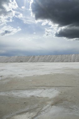 Endüstriyel Doğal beyaz tuz düzlükleri ve güzel bir gökyüzünün altında açık maden ocağı manzarası.