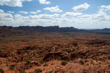 Seyahat et. Çöl manzarası. San Luis, Arjantin 'deki Sierra de las Quijadas Ulusal Parkı' nda mavi gökyüzü altında kızıl çöl, kumtaşı, uçurum ve kayalık manzarası.