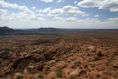 Seyahat et. Çöl manzarası. Kızıl çöl manzarası, kumtaşı, uçurumlar ve mavi gökyüzünün altındaki kayalık dağlar..