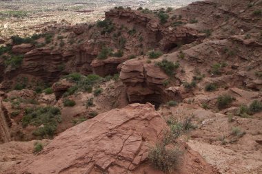 Sierra de las Quijadas Ulusal Parkı 'ndaki tarih öncesi uçurumlar. Issız çöl manzarası. Kırmızı kumtaşı, tepeler, kanyon ve vadi manzarası.