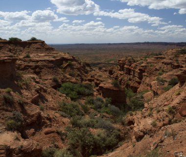 Jeoloji. Çöl manzarası. Uçurumun manzarası, kumtaşı, kayalık oluşumlar ve kızıl dağlar.. 