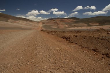 And Dağları 'ndaki toprak yol. Kurak çöl ve dağ sırası boyunca yol alıyoruz. La Rioja, Arjantin 'de derin mavi gökyüzünün altındaki kum ve ölüm vadisi..