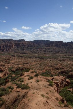 Çöl manzarası. Kızıl kanyon, kumtaşı ve kaya kayalıkları, dağlar ve vadi manzarası.