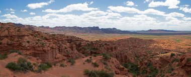 Çöl manzarası. Kırmızı kanyon manzarası, kumtaşı ve kaya kayalıkları, dağlar ve vadi..