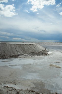 Endüstriyel Doğal beyaz tuz düzlükleri ve güzel bir gökyüzünün altında açık maden ocağı manzarası.