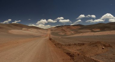 And Dağları 'ndaki toprak yol. Kurak çöl ve dağ sırası boyunca yol alıyoruz. La Rioja, Arjantin 'de derin mavi gökyüzünün altındaki kum ve ölüm vadisi.. 