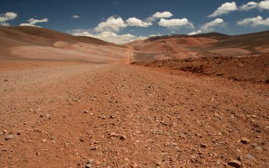 And Dağları 'ndaki toprak yol. Kurak çöl ve dağ sırası boyunca yol alıyoruz. La Rioja, Arjantin 'de derin mavi gökyüzünün altındaki kum ve ölüm vadisi.. 