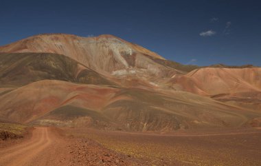 And Dağları 'ndaki toprak yol. Kurak çöl ve dağ sırası boyunca yol alıyoruz. La Rioja, Arjantin 'de derin mavi gökyüzünün altındaki kum ve ölüm vadisi..