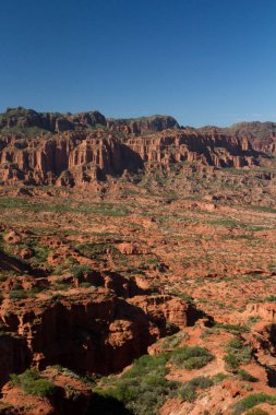 Çöl manzarası. Kızıl kanyon, kumtaşı ve kaya kayalıkları, dağlar ve vadi manzarası.