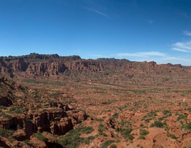 Seyahat et. Çöl manzarası. San Luis, Arjantin 'deki Sierra de las Quijadas Ulusal Parkı' nda mavi gökyüzü altında kızıl çöl, kumtaşı, uçurum ve kayalık manzarası..