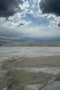 Endüstriyel Doğal beyaz tuz düzlükleri ve güzel bir gökyüzünün altında açık maden ocağı manzarası.
