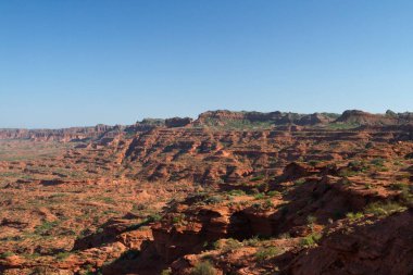 Sierra de las Quijadas Ulusal Parkı 'ndaki tarih öncesi uçurumlar, San Luis, Arjantin. Issız çöl manzarası. Kırmızı kumtaşı kanyon ve vadi.