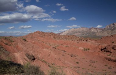 Kırmızı kanyon. Arjantin 'in La Rioja kentindeki Talampaya milli parkında kurak çöl, vadi, kumtaşı, kayalık oluşumlar ve dağlar görülüyor..