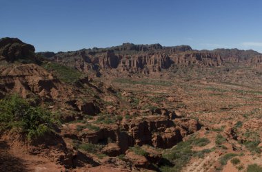 Sierra de las Quijadas Ulusal Parkı 'ndaki tarih öncesi uçurumlar. Issız çöl manzarası. Kırmızı kumtaşı, tepeler, kanyon ve vadi manzarası.