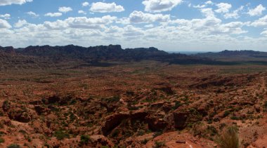 Seyahat et. Çöl manzarası. Kızıl çöl manzarası, kumtaşı, uçurumlar ve mavi gökyüzünün altındaki kayalık dağlar..