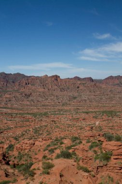 Erozyon. Çöl manzarası. Kızıl kanyon, kumtaşı ve kaya kayalıkları, dağlar ve vadi manzarası.
