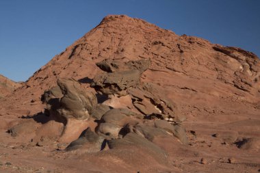 Mars manzarası. Arjantin, La Rioja 'daki Talampaya Ulusal Parkı' nda kurak kanyon, kırmızı kumtaşı, eşsiz kaya oluşumları ve dağlar görülüyor..