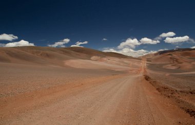 And Dağları 'ndaki toprak yol. Kurak çöl ve dağ sırası boyunca yol alıyoruz. La Rioja, Arjantin 'de derin mavi gökyüzünün altındaki kum ve ölüm vadisi..