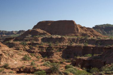 Sierra de las Quijadas Ulusal Parkı 'ndaki tarih öncesi uçurumlar, San Luis, Arjantin. Issız çöl manzarası. Kırmızı kumtaşı kanyon ve vadi.
