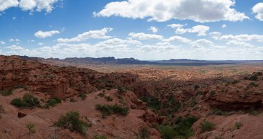 Sierra de las Quijadas Ulusal Parkı 'ndaki tarih öncesi uçurumlar. Issız çöl manzarası. Kırmızı kumtaşı, tepeler, kanyon ve vadi manzarası.