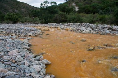 Çevre. Su kirliliği ve kirlilik. Zehirli atık taşıyan sarı nehrin görüntüsü.