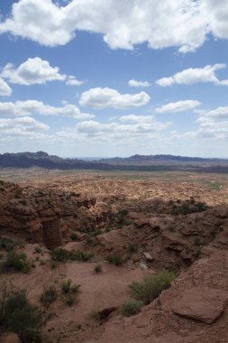 Dik kanyon. Kızıl çöl manzarası, uçurumlar, turuncu kumtaşı oluşumları ve ufuktaki kayalık dağlar San Luis, Arjantin 'deki Sierra de las Quijadas Ulusal Parkı.