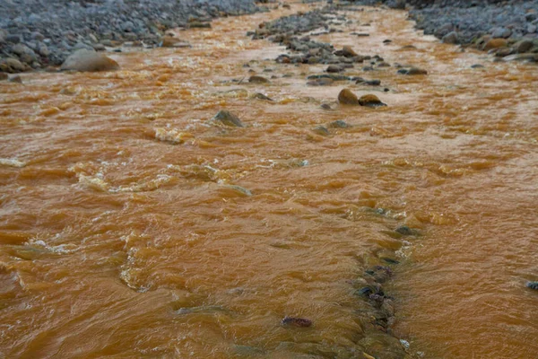 Желтая Река Названием Золотая Река Наличия Железа Протекающего Скалистой Долине — стоковое фото