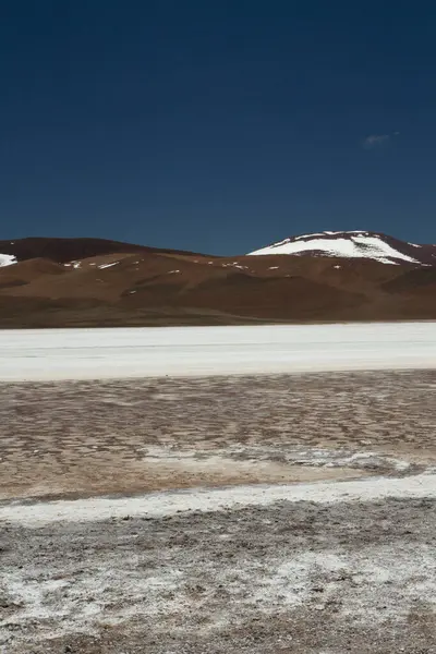 白い砂漠 コルデレラの天然塩フラット 深い青空の下に白い塩田と茶色の山々を見る — ストック写真