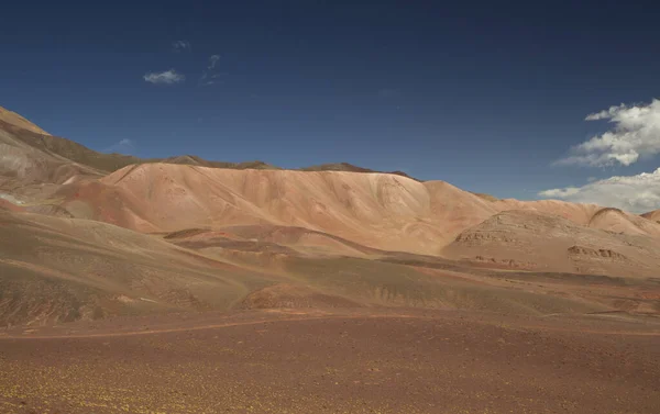 Dağları Kordillerası Mavi Gökyüzünün Altındaki Kahverengi Dağların Manzarası — Stok fotoğraf