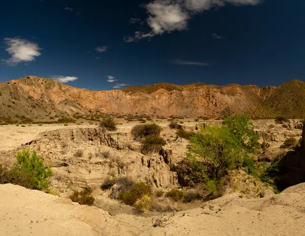 Arid Omgeving Zicht Zandstenen Kliffen Canyon Rotsachtige Bergen Woestijnzand Onder — Stockfoto