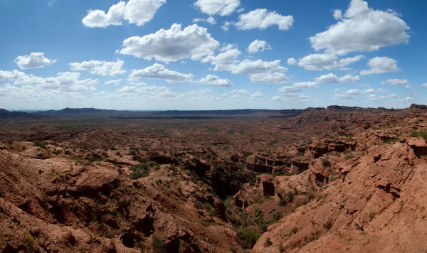 Seyahat et. Çöl manzarası. San Luis, Arjantin 'deki Sierra de las Quijadas Ulusal Parkı' nda mavi gökyüzü altında kızıl çöl, kumtaşı, uçurum ve kayalık manzarası..