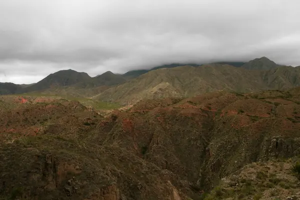 在安第斯山脉的高处阿根廷拉里奥哈市著名地标米兰达斜坡上的红山和绿山美景 — 图库照片
