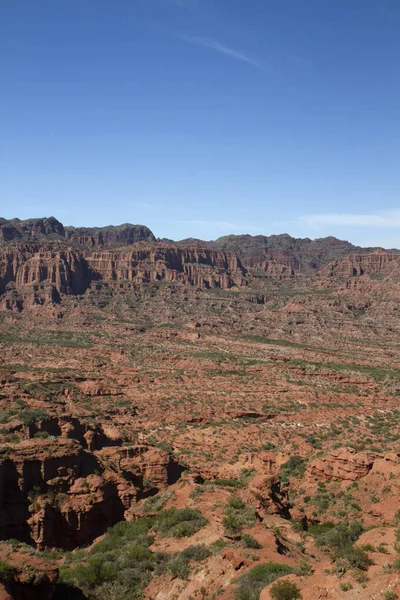 沙漠景观 红色峡谷 砂岩和岩石悬崖 高山和山谷的景色 — 图库照片