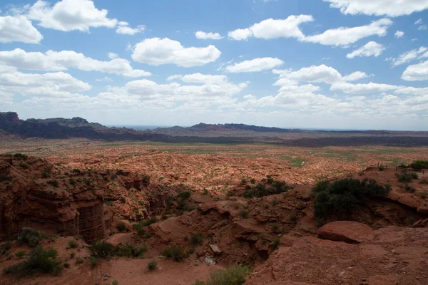 Красный Каньон Вид Пустыню Песчаник Скалы Горы Голубым Небом Облаками — стоковое фото