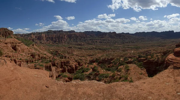 红色峡谷的全景 美丽天空下的红色沙漠 岩石和砂岩悬崖 山谷和群山 — 图库照片
