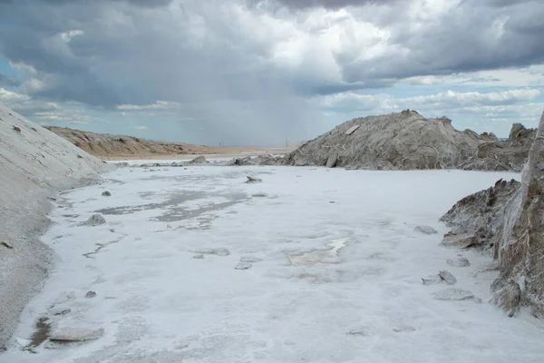 Doğal tuz düzlükleri. Endüstri ve açık döküm madencilik. Dramatik ve fırtınalı bir gökyüzü altında tuzlu ve doğal tarlalar.