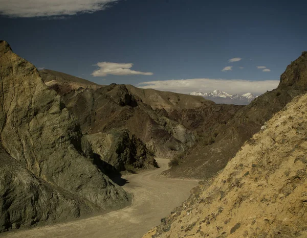 Άδειος Χωματόδρομος Διασχίζει Την Έρημο Και Βουνά — Φωτογραφία Αρχείου