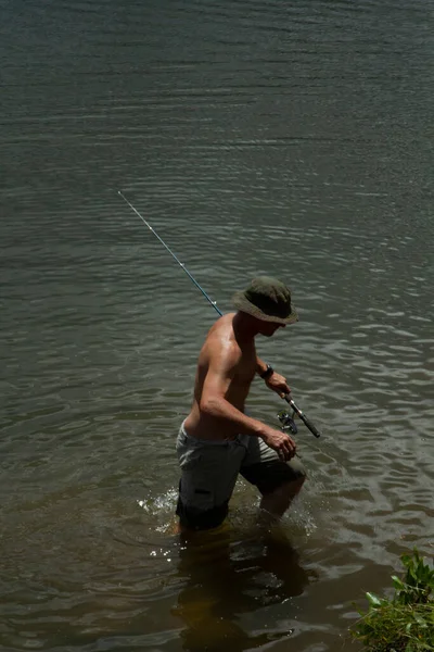 户外活动 业余爱好和休闲 看到一个人在湖滨钓鱼 — 图库照片