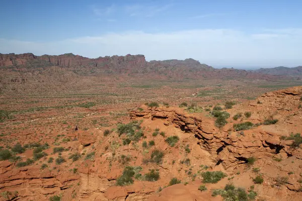 Пустынный Пейзаж Вид Красный Каньон Песчаник Скалистые Горы Голубым Небом — стоковое фото