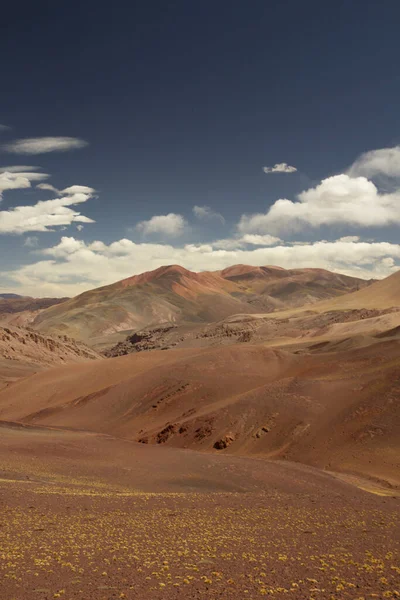 Засушливый Ландшафт Высоко Андах Вид Коричневую Землю Желтые Цветные Горы — стоковое фото